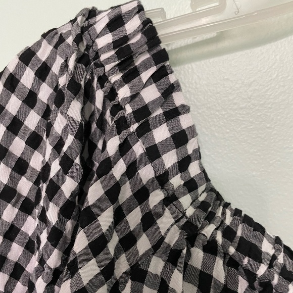 Such a fun crop top! Size M off the shoulder top. Black and white checkered. - Picture 7 of 8